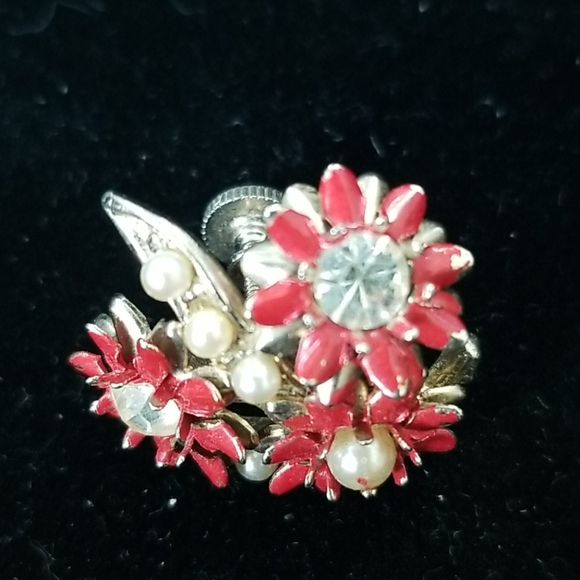 🥳HP🌹VINTAGE SCREW BACK FLOWER EARRINGS - Picture 5 of 6